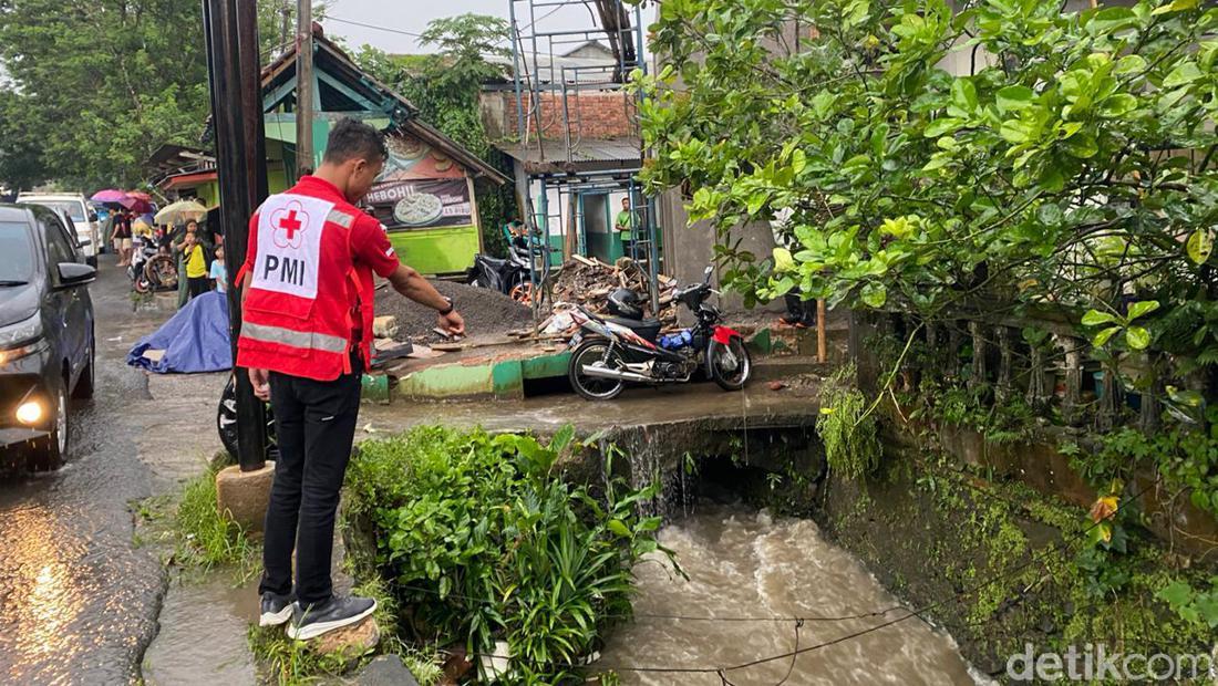 Bocah Sukabumi Menghilang Terhanyut Saat Bermain Air Di Parit Bocah Sukabumi Menghilang Terhanyut Saat Bermain Air Di Parit
