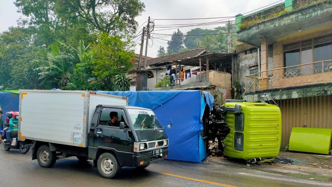 Sebuah Truk Bermuatan Bantuan Untuk Korban Gempa Cianjur Terbalik Di KBB Sebuah Truk Bermuatan Bantuan Untuk Korban Gempa Cianjur Terbalik Di KBB