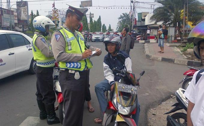 Melepas Pelat Nomor Kendaraan di Denda Sebesar Rp 500.000 Melepas Pelat Nomor Kendaraan di Denda Sebesar Rp 500.000