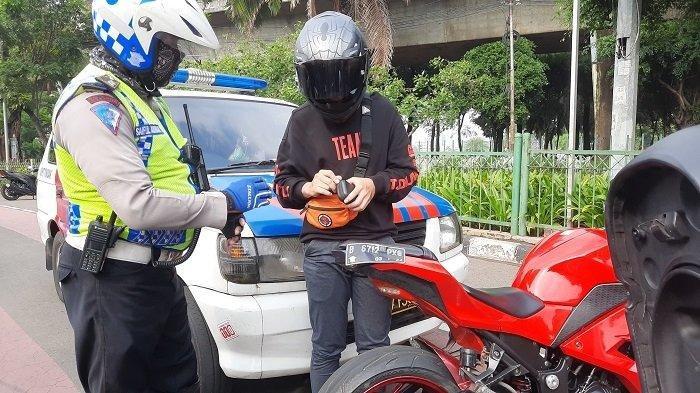 Polisi Ancam Tilang Manual Lagi, Pelat Nomor Kendaraan Atau Dipasang Chip Polisi Ancam Tilang Manual Lagi, Pelat Nomor Kendaraan Atau Dipasang Chip