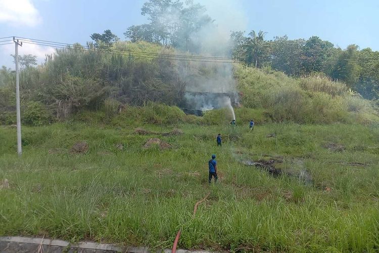 Tol Cisumdawu di Sumedang Tertutup Asap Kebakaran Lahan, Pengguna Diminta Waspada Tol Cisumdawu di Sumedang Tertutup Asap Kebakaran Lahan, Pengguna Diminta Waspada