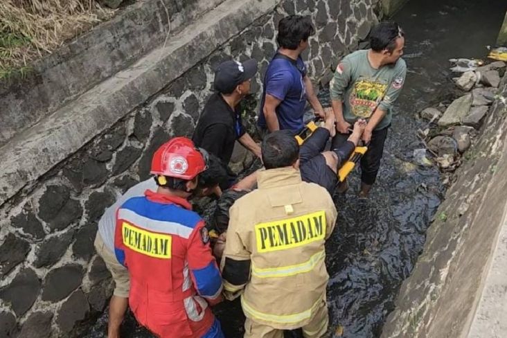 Gagal Menyalip, Pemotor Emak-emak Nyemplung ke Saluran Air di Darmawangsa Gagal Menyalip, Pemotor Emak-emak Nyemplung ke Saluran Air di Darmawangsa