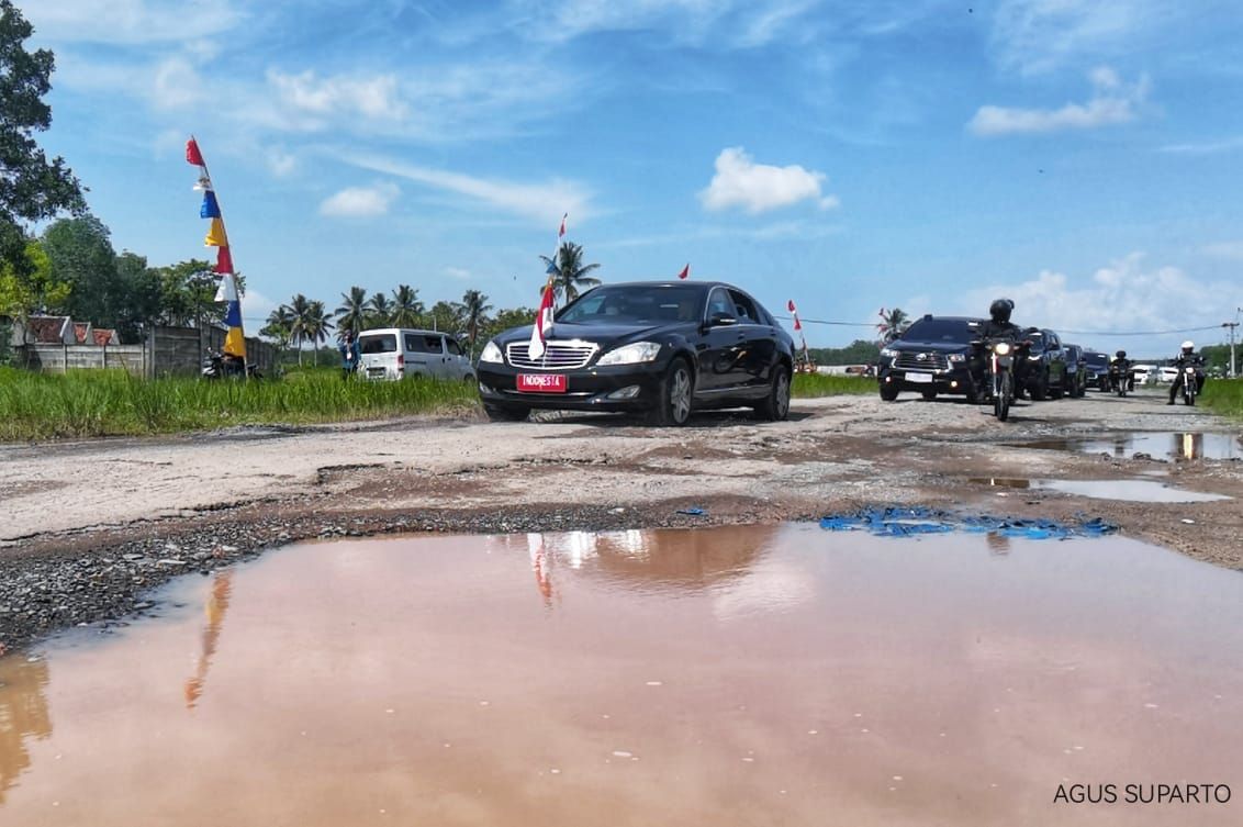 Jokowi Lintasi Jalan Rusak Di Lampung: Melaju Pelan Dengan Mobil Kepresidenan Jokowi Lintasi Jalan Rusak Di Lampung: Melaju Pelan Dengan Mobil Kepresidenan