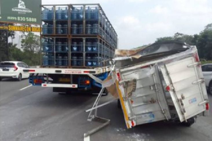 Pecah Ban, Mobil Boks dan Truk Galon Kecelakaan di Tol Jagorawi Pecah Ban, Mobil Boks dan Truk Galon Kecelakaan di Tol Jagorawi