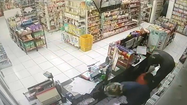 Perampok Satroni Minimarket di Karawang, 1 Pelaku Tewas Ditembak Polisi Perampok Satroni Minimarket di Karawang, 1 Pelaku Tewas Ditembak Polisi