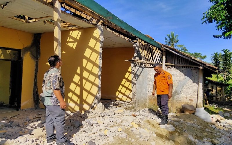 Hujan Deras Picu Pergerakan Tanah dI KBB, 1 Rumah Ambruk dan 8 Terancam Hujan Deras Picu Pergerakan Tanah dI KBB, 1 Rumah Ambruk dan 8 Terancam