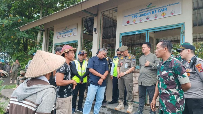 Peternak Tolak Bawa Kerbau Keluar Bandara Lombok, Minta Waktu Sebulan Peternak Tolak Bawa Kerbau Keluar Bandara Lombok, Minta Waktu Sebulan