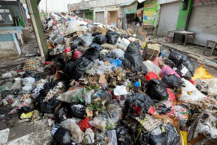 Curhat Petugas Kebersihan Pasar Sehat Cileunyi, Gaji Rp 30.000 Sehari, Kerap Diomeli Pedagang karena Sampah Menggunung Curhat Petugas Kebersihan Pasar Sehat Cileunyi, Gaji Rp 30.000 Sehari, Kerap Diomeli Pedagang karena Sampah Menggunung