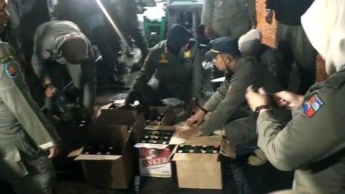 Satpol PP Razia Toko Kelontong di Bogor, Ratusan Botol Miras Disita Satpol PP Razia Toko Kelontong di Bogor, Ratusan Botol Miras Disita