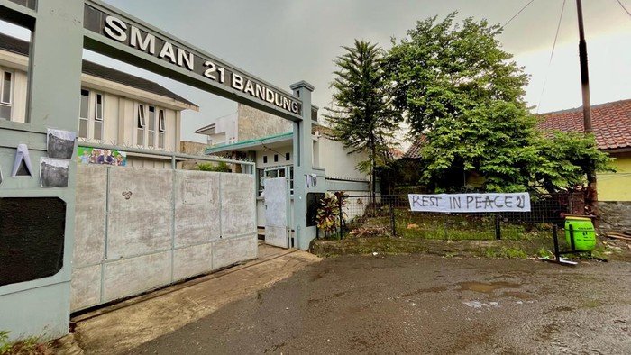 Benang Kusut Study Tour SMAN 21 Bandung Benang Kusut Study Tour SMAN 21 Bandung