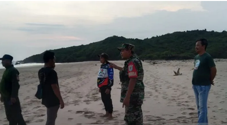 Seorang wisatawan belum ditemukan setelah tenggelam di pantai Sukabumi Seorang wisatawan belum ditemukan setelah tenggelam di pantai Sukabumi