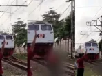 Aksi Bunuh Diri Terekam Kamera Bocah yang Buat Konten Klakson Kereta Api di Pasar Senen Aksi Bunuh Diri Terekam Kamera Bocah yang Buat Konten Klakson Kereta Api di Pasar Senen