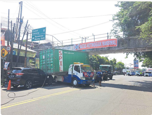 Kontainer Tersangkut di Jembatan Talang Air Dievakuasi, Satu Orang Dilarikan ke RS Kontainer Tersangkut di Jembatan Talang Air Dievakuasi, Satu Orang Dilarikan ke RS