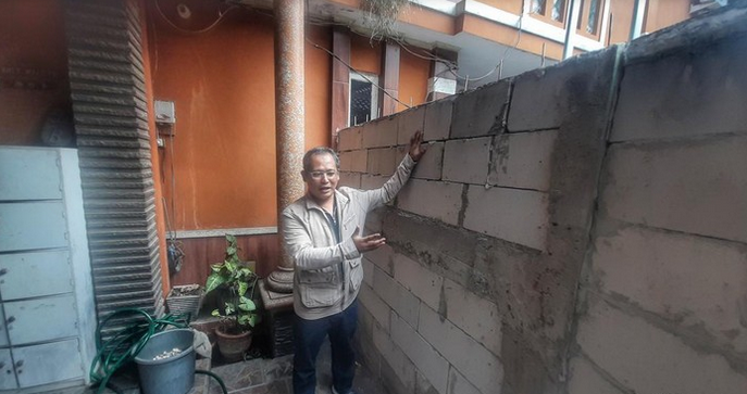 Ironi Akses Kos Ditembok Tetangga di Gang Gotong Royong Bandung Ironi Akses Kos Ditembok Tetangga di Gang Gotong Royong Bandung