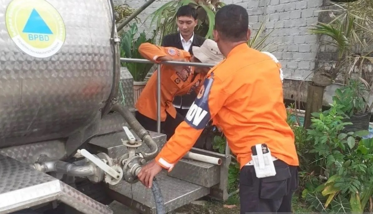 Warga Puncak Bogor terdampak kekeringan, BPBD kirim 10.000 liter air bersih Warga Puncak Bogor terdampak kekeringan, BPBD kirim 10.000 liter air bersih