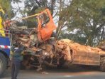 Kecelakaan Maut di Tol Cipularang, Truk Tabrak Pembatas Jalan. Sopir Tewas! Kecelakaan Maut di Tol Cipularang, Truk Tabrak Pembatas Jalan. Sopir Tewas!