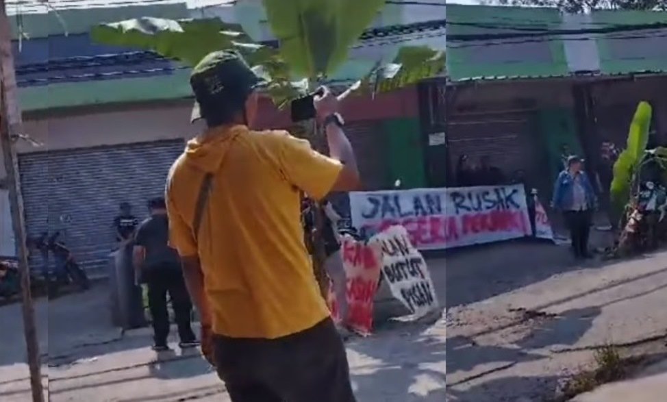 Warga dan Ketua RT Unjuk Rasa Terkait Jalan Abdul Fatah yang Rusak Parah Warga dan Ketua RT Unjuk Rasa Terkait Jalan Abdul Fatah yang Rusak Parah