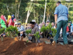 Isak Tangis Keluarga Iringi Pemakaman Ayah-Anak Korban KM Dewi Noor Isak Tangis Keluarga Iringi Pemakaman Ayah-Anak Korban KM Dewi Noor