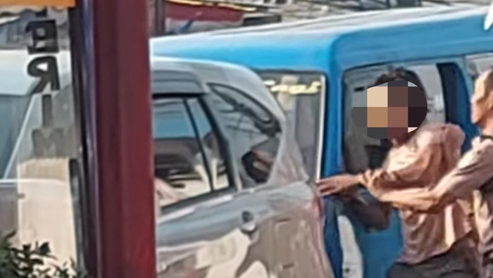 Cekcok di Jalanan Bogor, Sopir Angkot Keluarkan Pisau ke Pemobil Cekcok di Jalanan Bogor, Sopir Angkot Keluarkan Pisau ke Pemobil