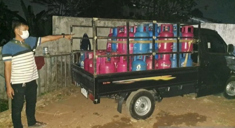 Polisi tangkap 3 pengoplos tabung gas elpiji bersubsidi di Bogor Polisi tangkap 3 pengoplos tabung gas elpiji bersubsidi di Bogor