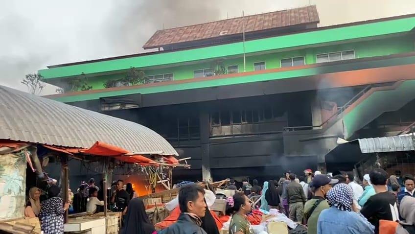 Sudah 13 Jam Berlalu, Kebakaran Di Pasar Leuwiliang Bogor Belum Padam Sudah 13 Jam Berlalu, Kebakaran Di Pasar Leuwiliang Bogor Belum Padam