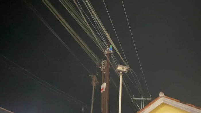 12 Pekerja Jaringan Internet Tersengat Listrik, Satu Orang Tewas 12 Pekerja Jaringan Internet Tersengat Listrik, Satu Orang Tewas