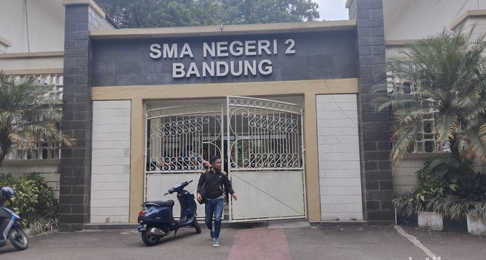 Dua Siswa Jatuh dari Gedung SMAN 2 Bandung Dua Siswa Jatuh dari Gedung SMAN 2 Bandung