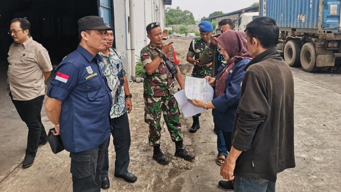 Aparat Gerebek Pabrik Pengubah Minyak Jelantah Jadi Jernih di Bogor Aparat Gerebek Pabrik Pengubah Minyak Jelantah Jadi Jernih di Bogor