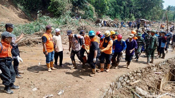 Tim SAR Kembali Temukan Korban Tewas Longsor Subang Tim SAR Kembali Temukan Korban Tewas Longsor Subang