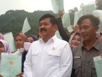 Menteri ATR Meminta Masyarakat Gunung Bunder Mempertahankan Rencana Tata Ruang Wilayah Desa Gunung Bunder II Menteri ATR Meminta Masyarakat Gunung Bunder Mempertahankan Rencana Tata Ruang Wilayah Desa Gunung Bunder II