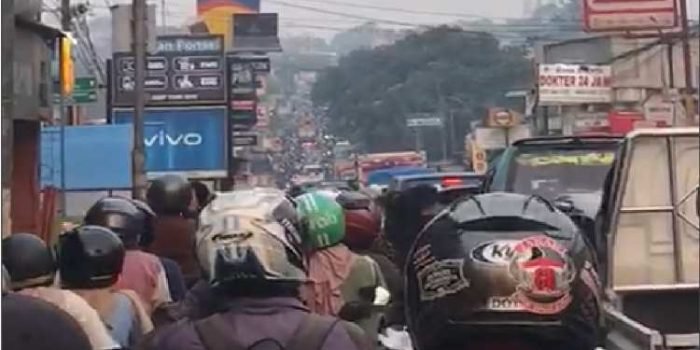 kecelakaan di ciampea truk pengangkut batu kapur mengakibatkan macet