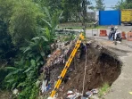 Warga Waswas Jalan Longsor di Wilayah Kota Sukabumi Tak Kunjung Diperbaiki Warga Waswas Jalan Longsor di Wilayah Kota Sukabumi Tak Kunjung Diperbaiki