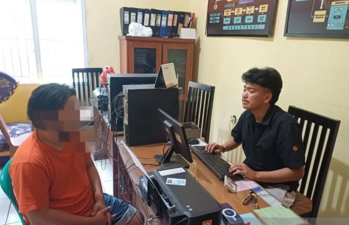 Polisi tangkap suami yang nekat tabrak mobil istrinya hingga rusak Polisi tangkap suami yang nekat tabrak mobil istrinya hingga rusak