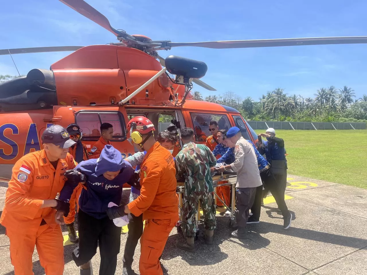 Tim SAR evakuasi seluruh nelayan dari bangunan bekas dermaga