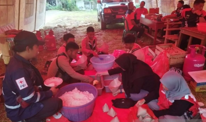 Petugas distribusikan beras bagi warga terdampak pergerakan tanah di Cianjur Petugas distribusikan beras bagi warga terdampak pergerakan tanah di Cianjur