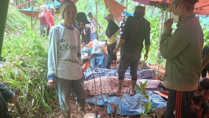 21 Jenazah di Cianjur Masih Utuh Meski Bertahun-Tahun Dimakamkan 21 Jenazah di Cianjur Masih Utuh Meski Bertahun-Tahun Dimakamkan