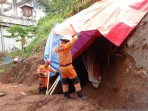 Warga tertimbun longsor di Kertamaya Kota Bogor berhasil dievakuasi selamat Warga tertimbun longsor di Kertamaya Kota Bogor berhasil dievakuasi selamat