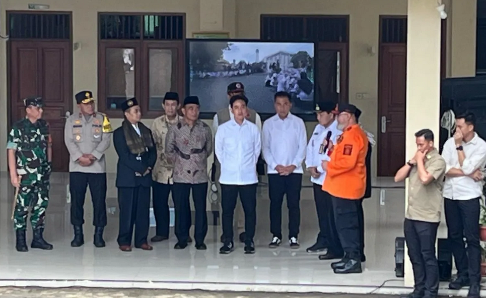 Wapres dan Pj Gubernur Jabar saksikan simulasi gempa oleh ratusan siswa Bogor Wapres dan Pj Gubernur Jabar saksikan simulasi gempa oleh ratusan siswa Bogor