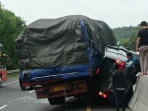 Mobil Avanza tergencet truk dalam kecelakaan akibat pecah ban di tol Cipularang KM 80