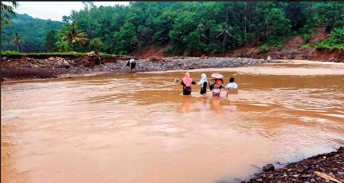 Bertaruh Nyawa Menyeberangi Sungai demi Sekolah Bertaruh Nyawa Menyeberangi Sungai demi Sekolah