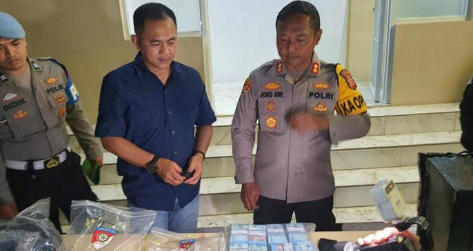 2 Pelajar di Sumedang Curi Brankas Isi Emas dan Uang Ratusan Juta 2 Pelajar di Sumedang Curi Brankas Isi Emas dan Uang Ratusan Juta