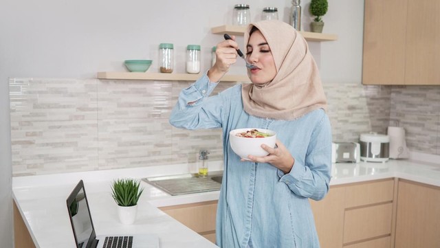 10 Menu Sahur saat Diet yang Sehat Bikin Kenyang, Bantu Turunkan BB hingga 10 Kg 10 Menu Sahur saat Diet yang Sehat Bikin Kenyang, Bantu Turunkan BB hingga 10 Kg