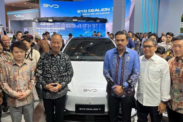 Reaksi Pertama Menperin Lihat Mobil Listrik BYD Sealion 7 Reaksi Pertama Menperin Lihat Mobil Listrik BYD Sealion 7