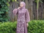 8 Desain Gaun Gamis Brokat Lengan Balon yang Menawan untuk Acara Pesta! 8 Desain Gaun Gamis Brokat Lengan Balon yang Menawan untuk Acara Pesta!