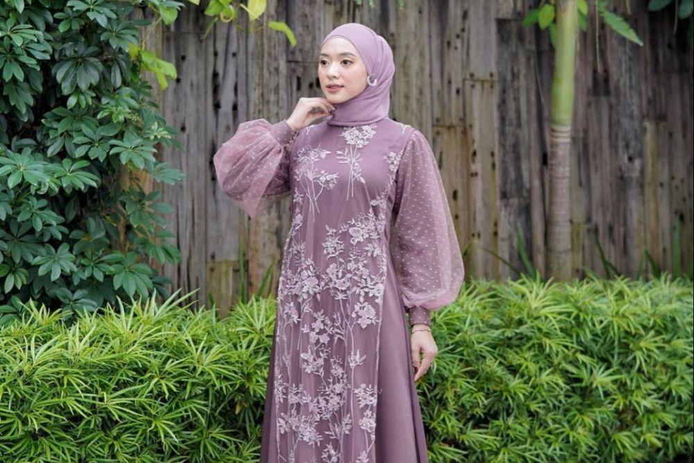 8 Desain Gaun Gamis Brokat Lengan Balon yang Menawan untuk Acara Pesta! 8 Desain Gaun Gamis Brokat Lengan Balon yang Menawan untuk Acara Pesta!