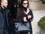 Bella Hadid Tampil Stylish dengan Sneakers Balletcore Memukau di Paris Bella Hadid Tampil Stylish dengan Sneakers Balletcore Memukau di Paris