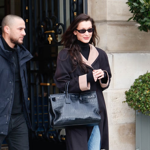 Bella Hadid Tampil Stylish dengan Sneakers Balletcore Memukau di Paris Bella Hadid Tampil Stylish dengan Sneakers Balletcore Memukau di Paris