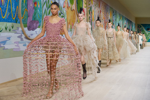 Dior Haute Couture 2025: Menyatukan Warisan Elegansi dengan Kekuatan Romantisme Dior Haute Couture 2025: Menyatukan Warisan Elegansi dengan Kekuatan Romantisme