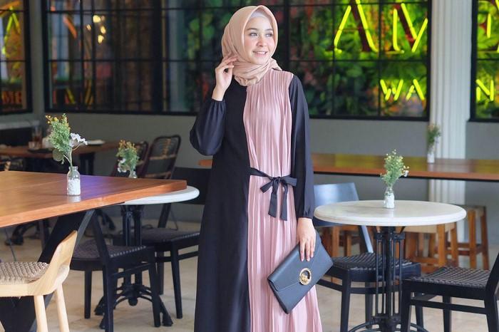 10 Kombinasi OOTD Hijab dan Gamis Plisket yang Mempesona 10 Kombinasi OOTD Hijab dan Gamis Plisket yang Mempesona