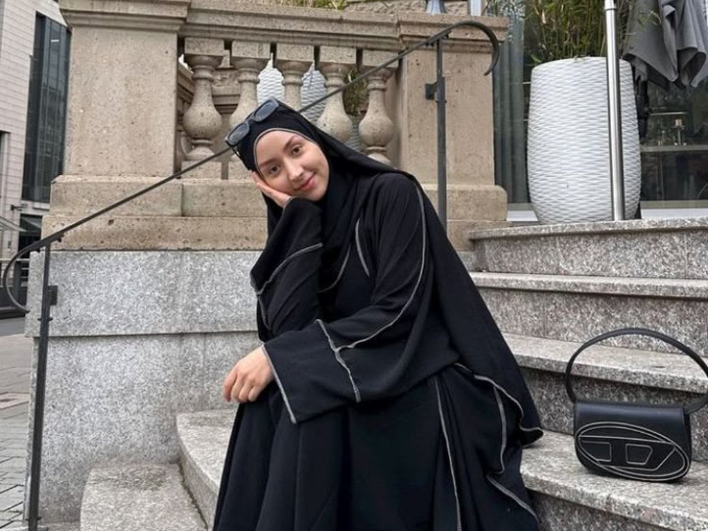 10 Gaya Outfit Lebaran Hits dengan Warna Hitam Yang Elegan 10 Gaya Outfit Lebaran Hits dengan Warna Hitam Yang Elegan